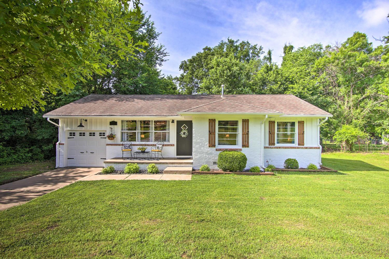 Charming Country Cottage 5 Mi to Downtown Tulsa!, Tulsa