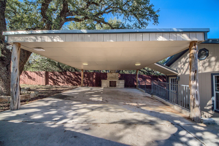 Property grounds 5, Keep Me In Mind Ot 250km 4 Bedroom Home by RedAwning, Comal