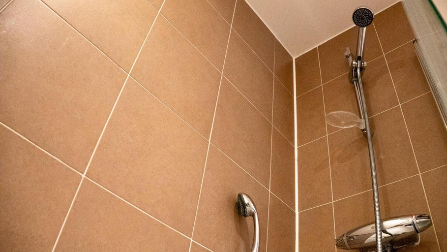 Bathroom 3, Cosy One-bed Apartment in Central London, London