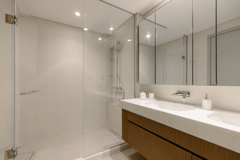 Bathroom 2, Beachfront 2BD apartment with Palm View, Dubai