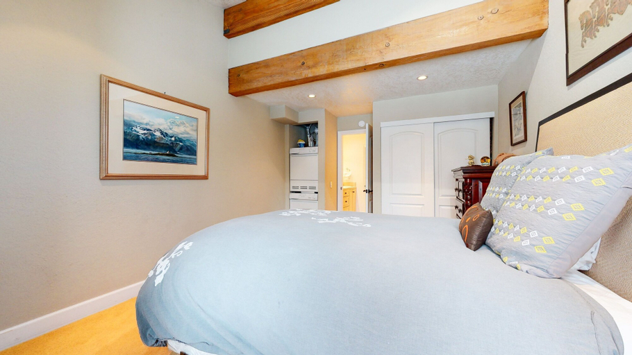 Room 4, Summit #92 3 Bedroom Condo by RedAwning, Mono