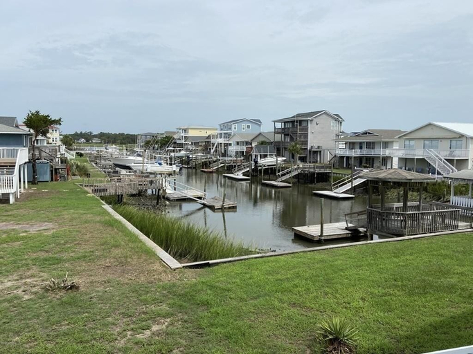 Marina, Palmetto Paradise 3 Bedroom Home by RedAwning, Brunswick