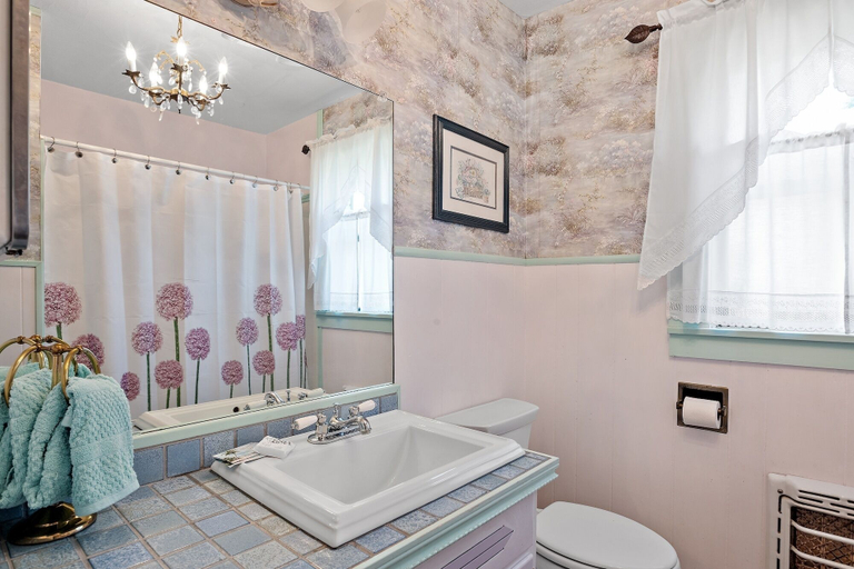 Bathroom 3, Das Bierschwale Gastehaus 2 Bedroom Home by RedAwning, Gillespie