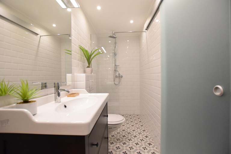 Bathroom 3, Standard Apartment by Hi5 - Fejer Gyorgy St, Budapesti