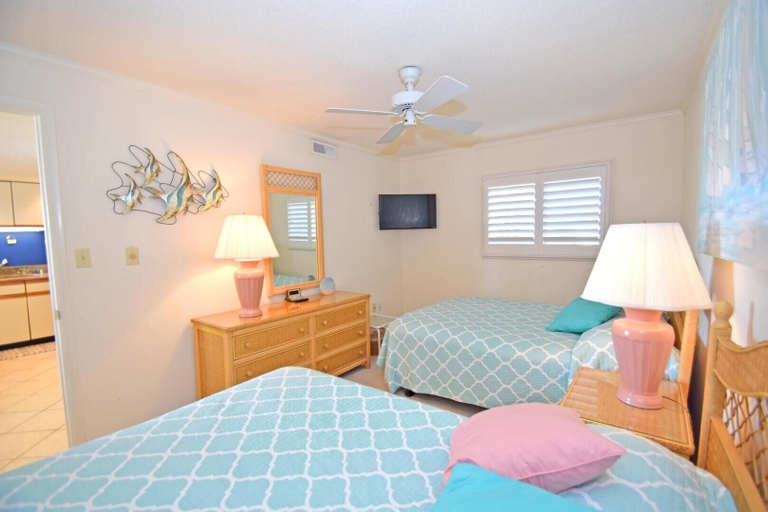 Room 4, Sungate 401 3 Bedroom Condo by RedAwning, Worcester
