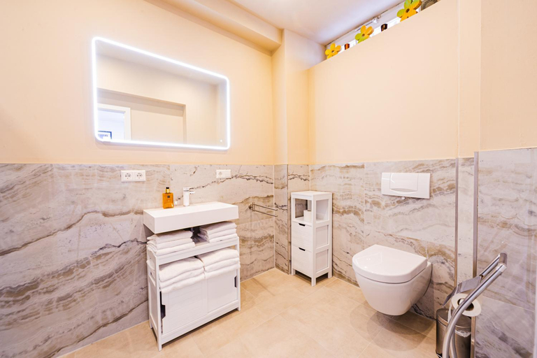 Bathroom 2, Lit Living: Luxus | Box Spring | Netflix | 8 Pers., Rhein-Neckar-Kreis