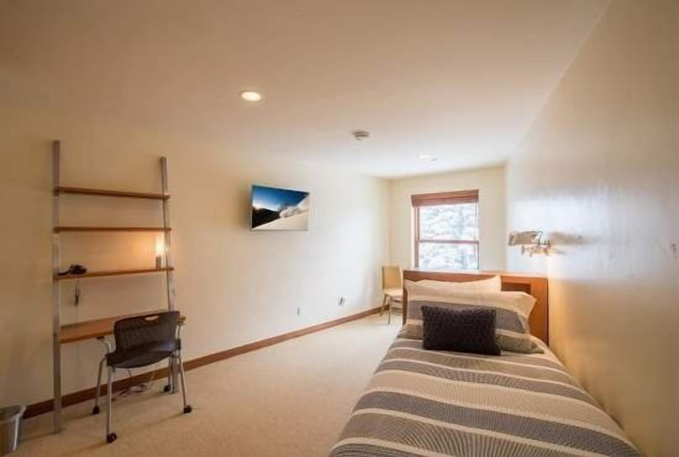 Room 5, Northwoods Private Condo with Easy Ski-In Ski-Out Access by RedAwning, Eagle