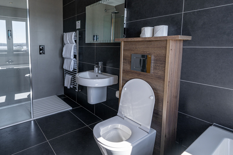 Bathroom 3, The Oak Tree Inn, Stirling