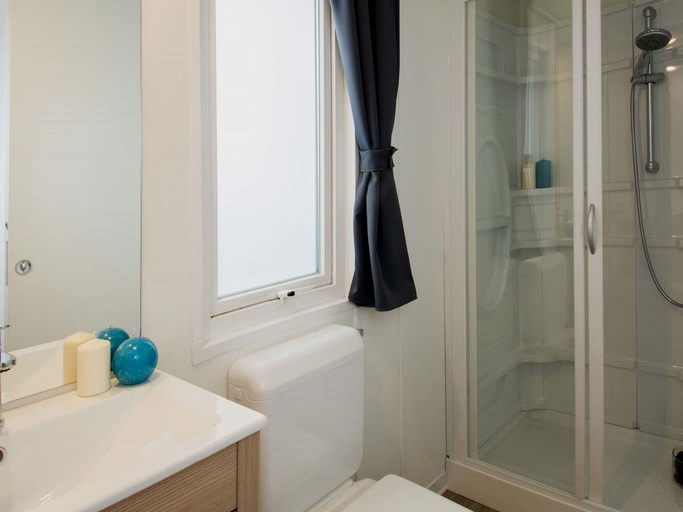 Bathroom 2, Chalet in Baia Domizia with Private Beach, Caserta