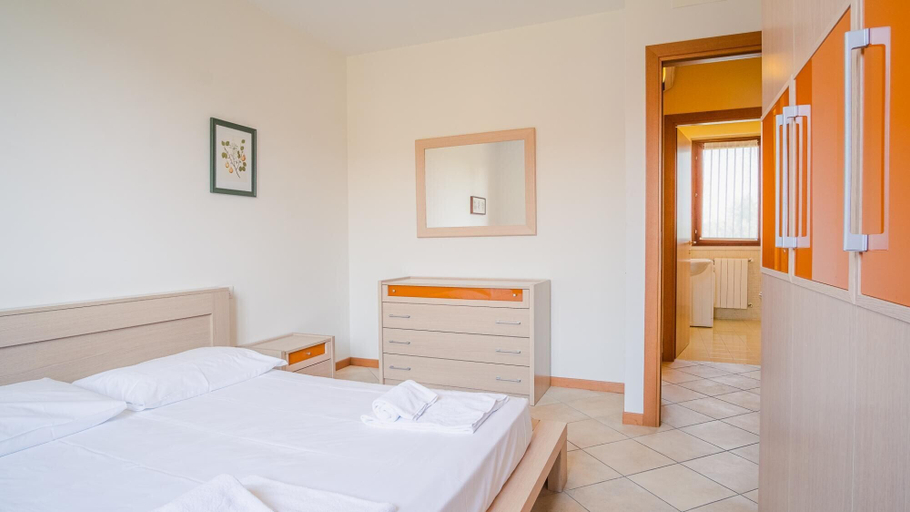 Bedroom 2, Garda Orange Apartment - Italian Homing, Brescia
