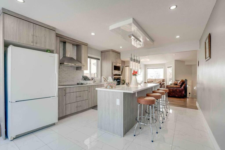 Others 5, Rare Find fully renovated 6 bedroom 3 bath and both levels, Division No. 6