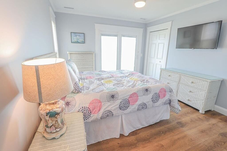 Room 3, Nauti Time 5 Bedroom Home by RedAwning, Brunswick
