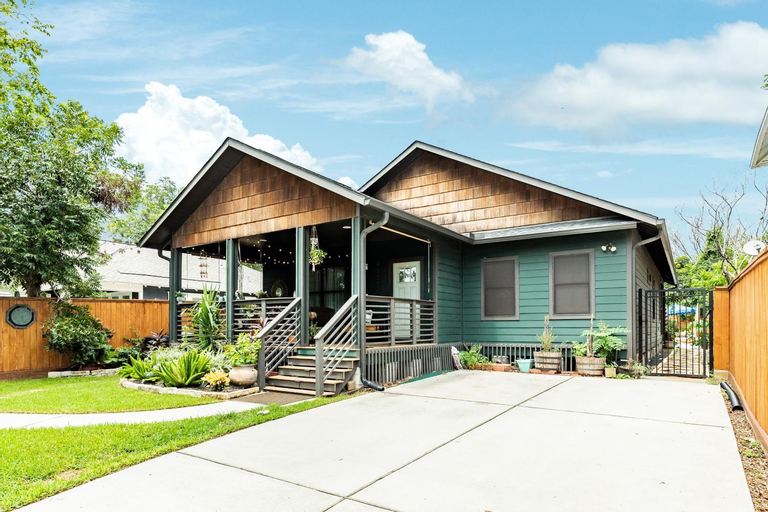 Exterior & Views