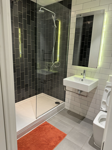 Bathroom 4, Docklands Stunning 2 bed Apartment London, London