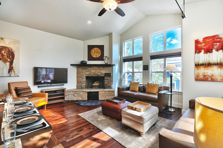 Living room 3, Woodside Haus 3 Bedroom Home by RedAwning, Summit