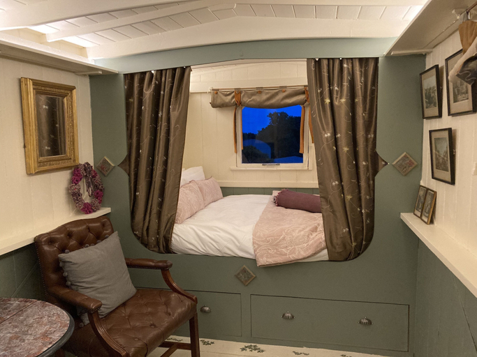 Bedroom, Original Roadsmans Wagon, With Breathtaking Views, Gloucestershire