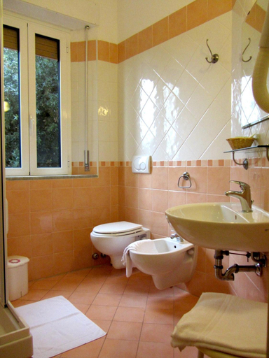 Bathroom 4, Hotel Ausonia, Grosseto