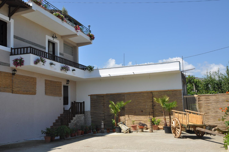 Others 3, bed & breakfast Local Living Edi, Beratit