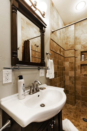 Bathroom 4, Woodside Haus 3 Bedroom Home by RedAwning, Summit