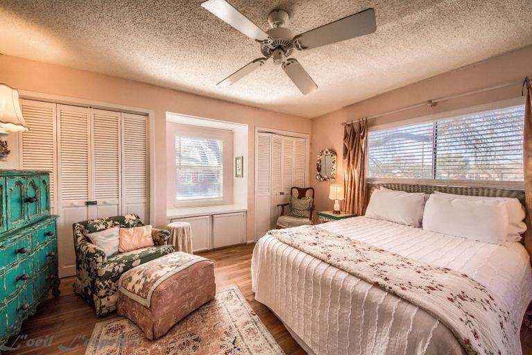 Room 4, Binky's Nest 1 Bedroom Home by RedAwning, Gillespie
