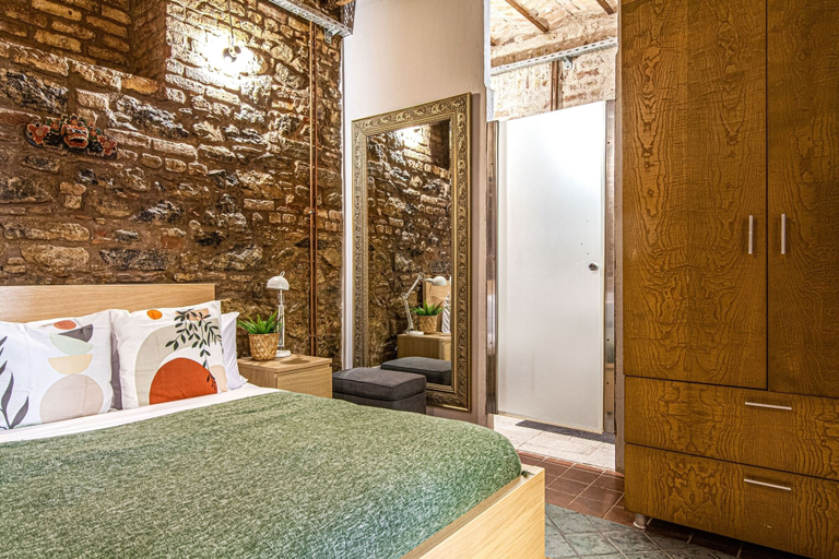 Room 5, Centrally Located Historical Flat in Beyoglu, Beyoğlu