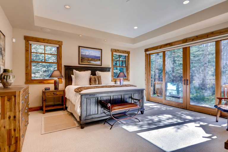 Room 2, Red Pine Residence 6 Bedroom Home by RedAwning, Summit