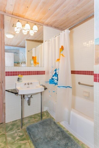 Bathroom 3, Baybarlyn 4 Bedroom Home by RedAwning, Lee