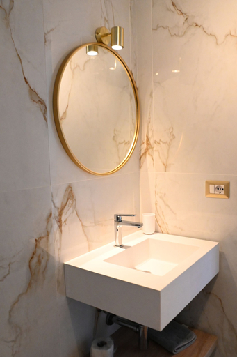 Bathroom 5, Il vicoletto sul mare, Napoli