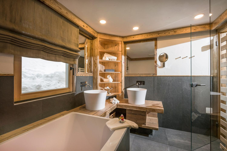 Bathroom 16