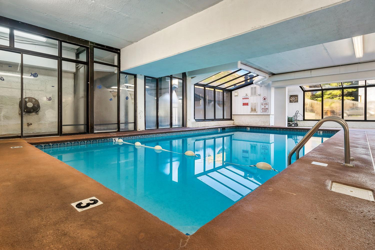 Sport & Beauty 2, Lovely condo w/ indoor pool *only steps to parkway, Sevier