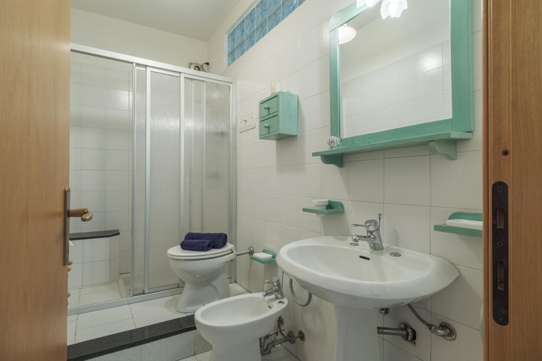 Room 4, Interno 2 in Iseo With 1 Bedrooms and 1 Bathrooms, Brescia