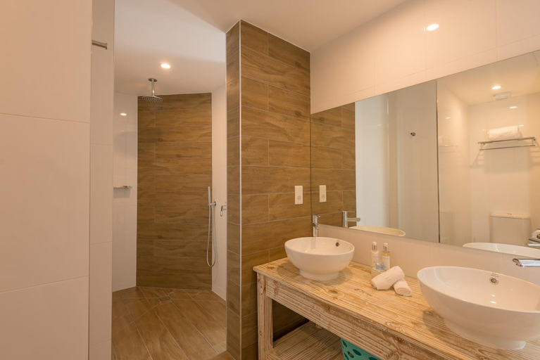 Bathroom 4, Le Nautique Beachfront Apartments
