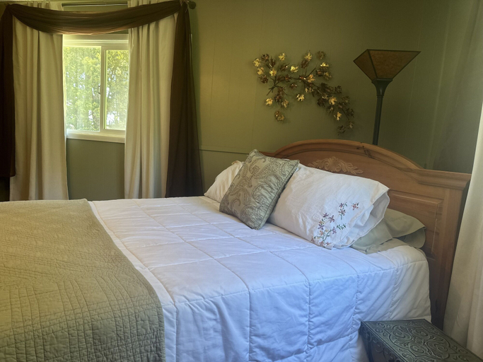 Room 3, Charming Pet Friendly Coastal Getaway 3 Bedroom Home by RedAwning, Mendocino