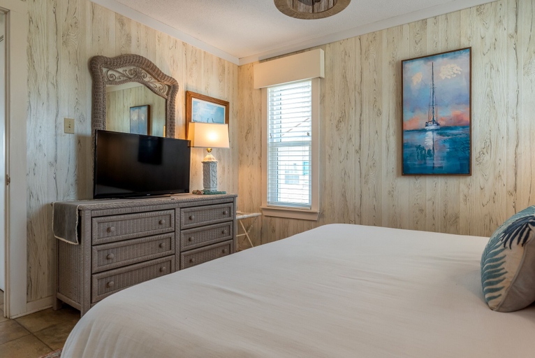 Room 5, Bridgeview Cottage - 2228 Mallard 3 Bedroom Home by RedAwning, Mobile