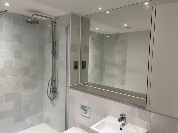 Bathroom, Luxury 2 Bed 2 Bath Apartment Central Location, Bournemouth