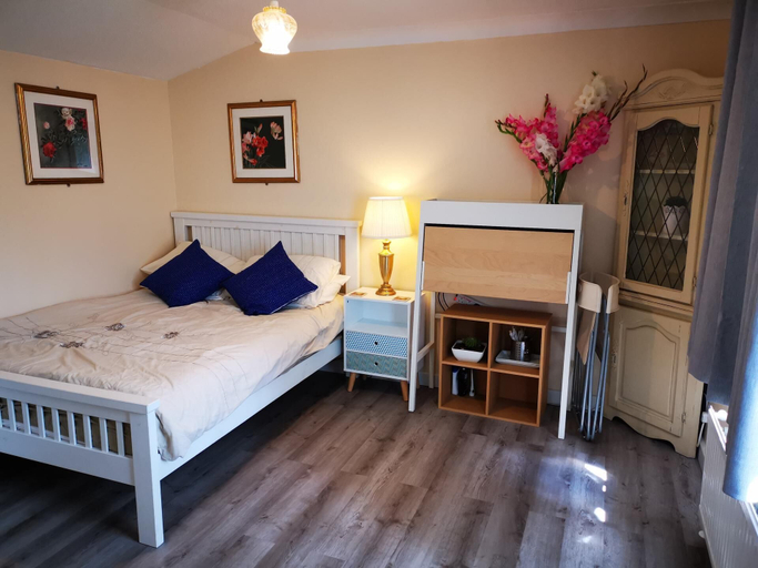 Bedroom, Impeccable 1-bed Lodge in Eastleigh, Hampshire