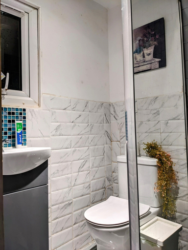 Bathroom 2, Small 1-bed Apartment in London, London