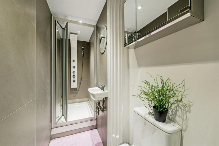 Bathroom, Studio in Notting Hill, London