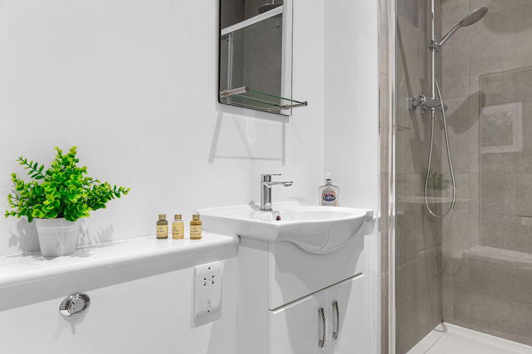 Bathroom 2, Stunning 1 Bed Apartment Near Heathrow London, Surrey