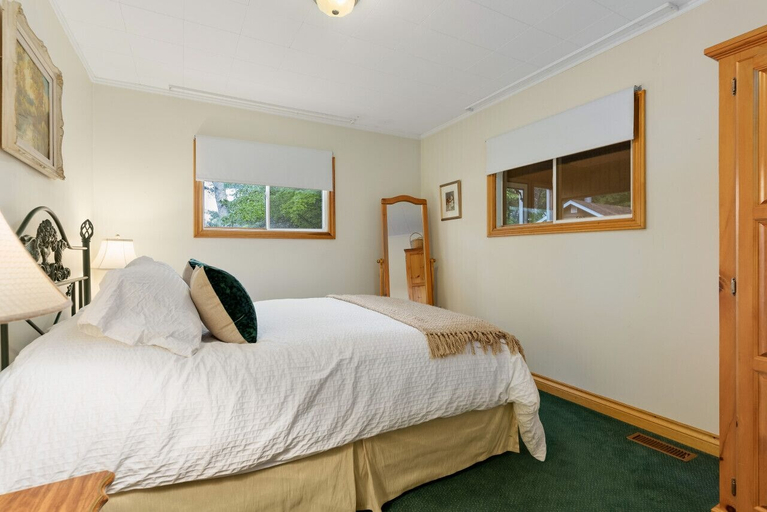 Bedroom 3, Bear Essentials Lakefront Hideaway, Muskoka