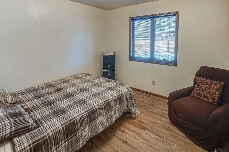 Room 4, Spacious Tranquility With Private Pool 4 Bedroom Home by RedAwning, Saint Clair