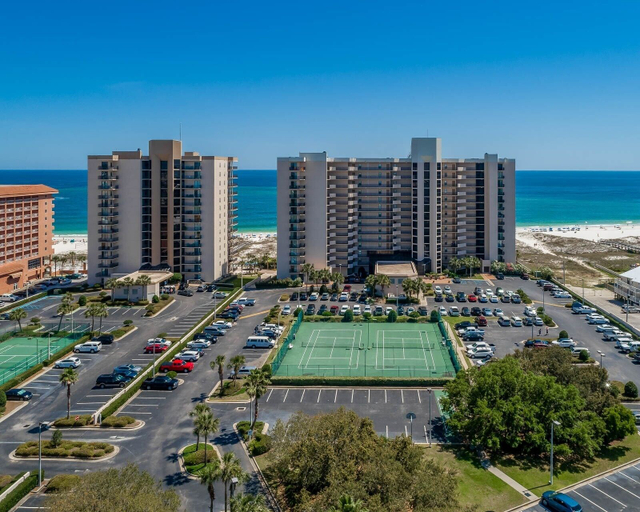 Exterior & Views 2, Phoenix East 1201, Baldwin