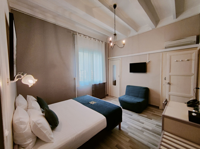 Bedroom 4, Will's Hotel, Aude