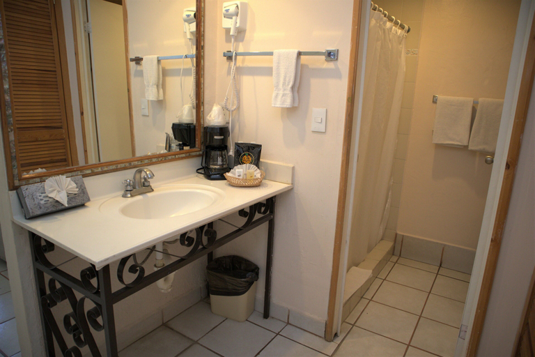 Bathroom 5, La Concha Beach Hotel & Club, La Paz