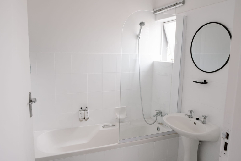 Bathroom 3, George Lodge International, Eden