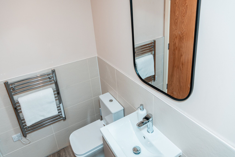 Bathroom 4, Captivating 2-bed Apartment in Manchester, Manchester