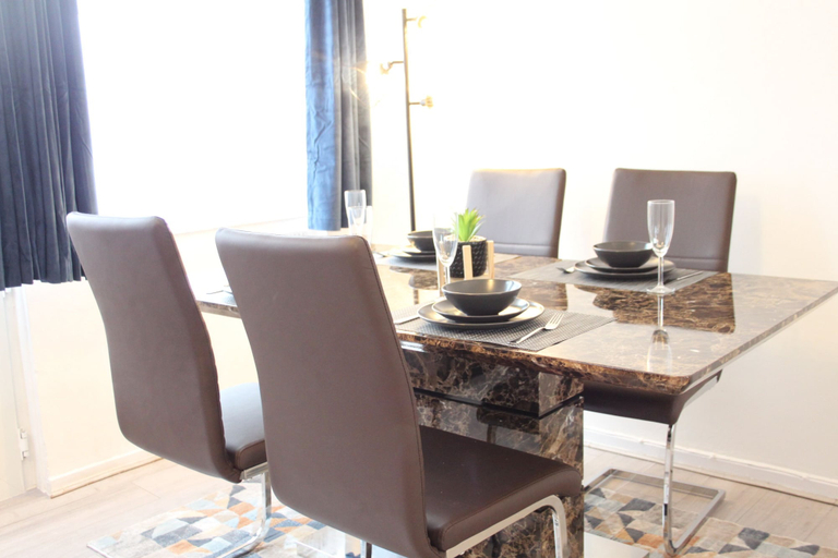 Dining 4, 6guests-parking-nearstansted-accessible, Essex