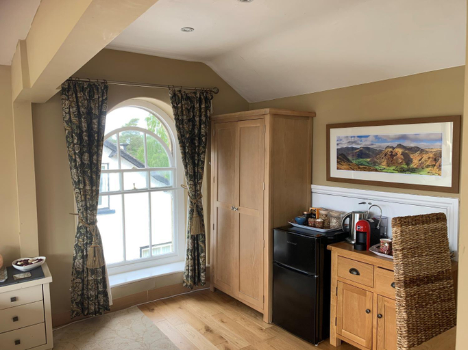 Others 4, The Penthouse Bowness Tranquil Loft Jacuzzi Bath & Complimentary Cascades Spa Membership, Cumbria
