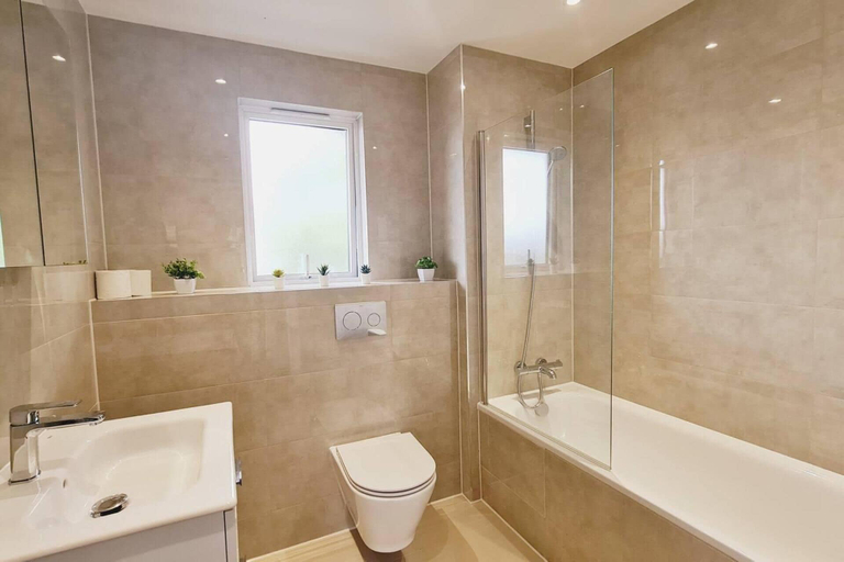 Bathroom, Inviting 1-bed Apartment in Hemel Hempstead, Hertfordshire