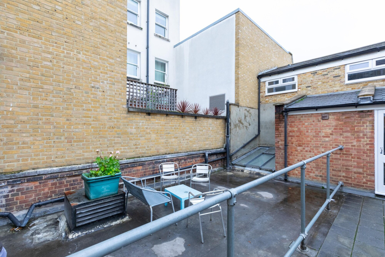 Property grounds 2, Bright and Spacious 1BD Flat - Camden, London